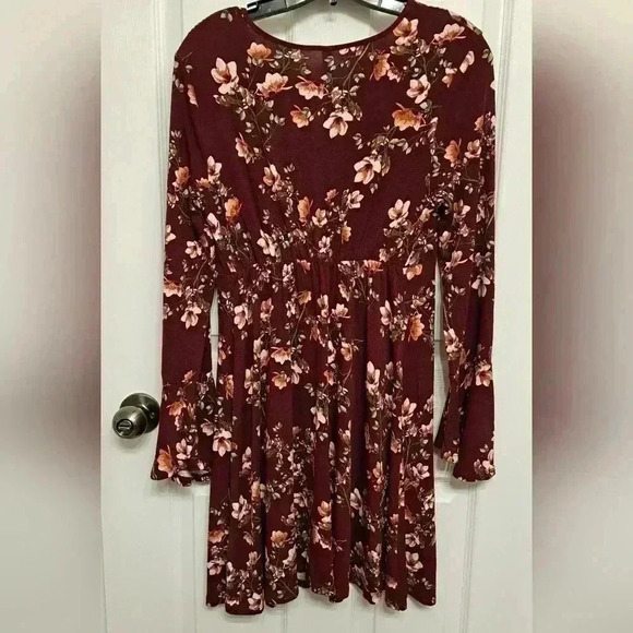 ❤️ Pretty Xhilaration Burgandy Floral Dress Small Bell Sleeve Long  Sleeved - Picture 7 of 8